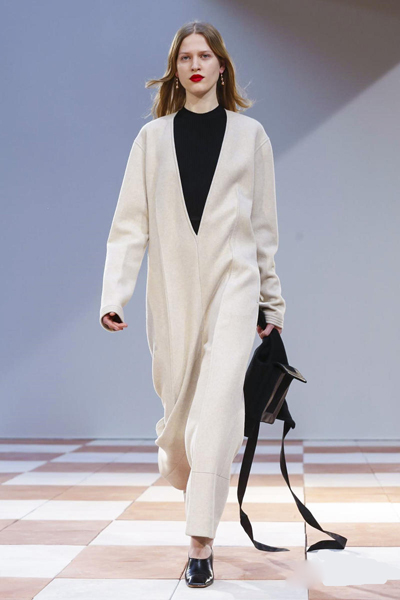 Celine 2015秋冬 穿白球鞋的現代女詩人